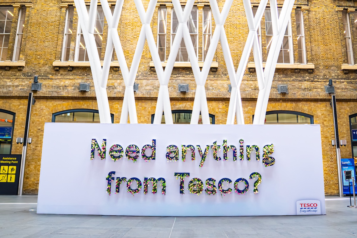 Tesco的英国母亲节创意：把广告牌变成“可采摘”的鲜花墙