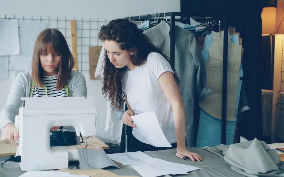 为何 Stitch Fix 在人工智能不断进步的情况下仍加倍倚重人工造型师
